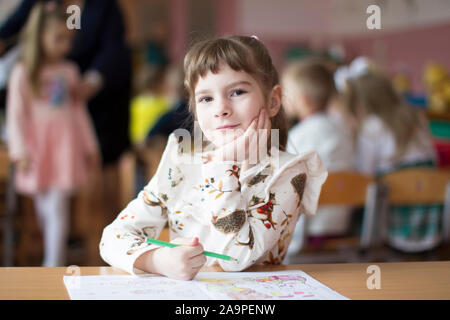 Le Bélarus, la ville de Gomil, 10 mai 2019. Journée portes ouvertes à la maternelle. Bambin fille avec un livre. Premier élève : Portrait d'un enfant de 6 ans Banque D'Images