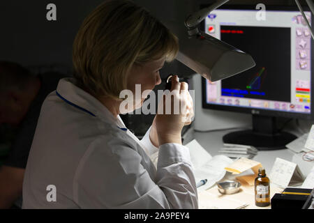 Le Bélarus, la ville de Gomil, 24 avril 2019. L'industrie de bijoux. Un travailleur examine un diamant. Graveur. Banque D'Images