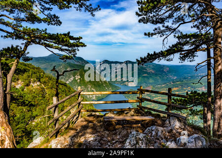 Banjska stena vue dans le Parc National de Tara. Beau paysage de la rivière Drina canyon et ses falaises, vert et bleu du lac Perucac Banque D'Images