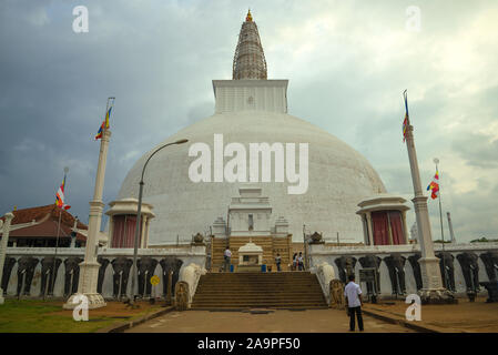 ANURADHAPURA, SRI LANKA - le 12 mars 2015 : Dagoba Ruwanwelisaya Gros plan sur un ciel nuageux en soirée. Banque D'Images