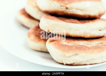 Gâteaux frits de pommes de terre et haricots sur fond de table blanc Banque D'Images