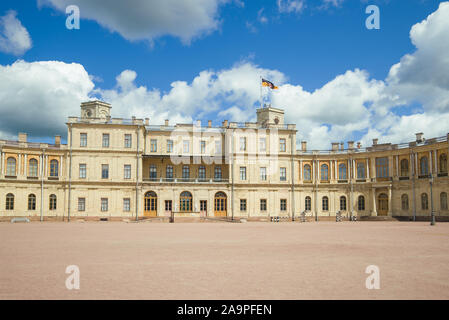 GATCHINA, RUSSIE - Juillet 05, 2015 : Fragment de la façade du Grand Palais Gatchina le long d'une journée de juillet Banque D'Images