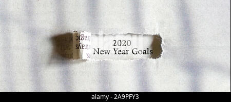 Papier déchiré ou trou du papier avec des mots, des objectifs de la Nouvelle Année 2020 Banque D'Images