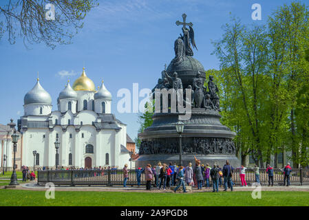 VELIKIY Novgorod, Russie - le 27 mai 2017 : visite de groupe au millénaire de la Russie sur un monument jour de mai. De Veliki Novgorod Kremlin Banque D'Images