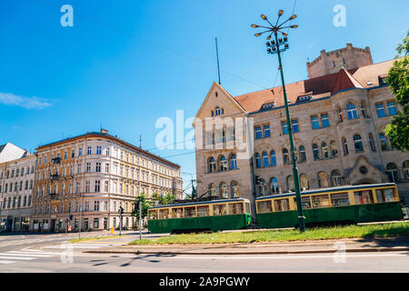 Vieille ville Swiety Marcin street et tram à Poznan, Pologne Banque D'Images