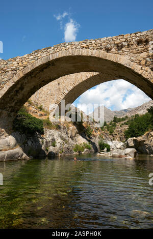 Pension / pension Ponte Ponte est un pont génois sur la rivière Golo à Albertacce, Haute-Corse, Corse France Europe avec le nouveau pont routier adjacent Banque D'Images