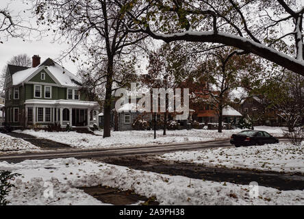 Rue de banlieue après une chute de neige de l'automne Banque D'Images