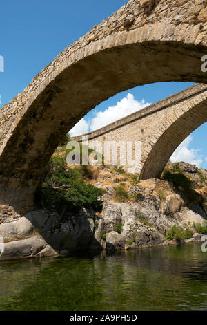 Pension / pension Ponte Ponte est un pont génois sur la rivière Golo à Albertacce, Haute-Corse, Corse France Europe avec le nouveau pont routier adjacent Banque D'Images