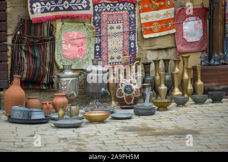 BAKU, Azerbaïdjan - 30 décembre 2017 : Souvenirs à vendre dans la rue de la vieille ville Banque D'Images