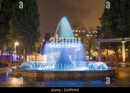 BAKU, AZERBAÏDJAN - janvier 04, 2018 : Fontaine en rétro-éclairage bleu sur la place de la fontaine. Nuit Bakou Banque D'Images