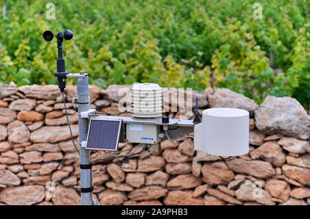 Météo iMETOS et l'équipement de surveillance des cultures à proximité d'un mur en pierre sèche dans un vignoble de Terramoll winery à La Mola (Formentera, Iles Baléares, Espagne) Banque D'Images