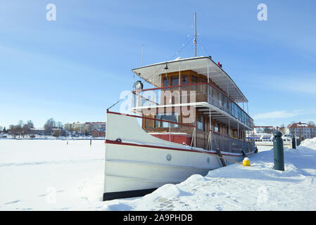 SAVONLINNA, FINLANDE - Mars 03, 2018 : vieux bateau à passagers sur le lac Saimaa congelé Banque D'Images