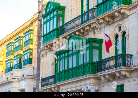 Balcons maltais traditionnel vert, La Valette, Malte Banque D'Images