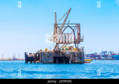 Petite plate-forme de forage en mer à proximité de Marsaxlokk à Malte Banque D'Images