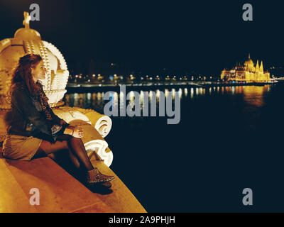 Happy young woman demande à Budapest, Hongrie panorama de nuit Banque D'Images