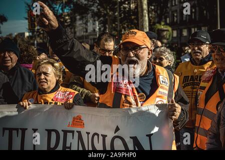 Barcelone, Espagne. 17 novembre, 2019. Les manifestants crier des slogans pendant une manifestation contre le "Llei Aragones" (loi Aragones), nommé d'après le vice-président et ministre de l'économie catalane Pere Aragones, qui ouvre des portes aux privatisations dans le secteur public de l'éducation, de la santé et des services. Credit : Matthias Rickenbach/Alamy Live News Banque D'Images