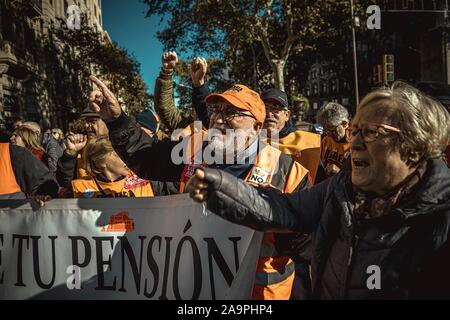 Barcelone, Espagne. 17 novembre, 2019. Les manifestants crier des slogans pendant une manifestation contre le "Llei Aragones" (loi Aragones), nommé d'après le vice-président et ministre de l'économie catalane Pere Aragones, qui ouvre des portes aux privatisations dans le secteur public de l'éducation, de la santé et des services. Credit : Matthias Rickenbach/Alamy Live News Banque D'Images