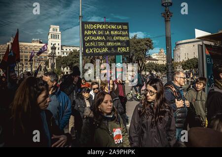 Barcelone, Espagne. 17 novembre, 2019. Les manifestants crier des slogans pendant une manifestation contre le "Llei Aragones" (loi Aragones), nommé d'après le vice-président et ministre de l'économie catalane Pere Aragones, qui ouvre des portes aux privatisations dans le secteur public de l'éducation, de la santé et des services. Credit : Matthias Rickenbach/Alamy Live News Banque D'Images