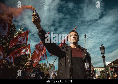 Barcelone, Espagne. 17 novembre, 2019. Les manifestants crier des slogans pendant une manifestation contre le "Llei Aragones" (loi Aragones), nommé d'après le vice-président et ministre de l'économie catalane Pere Aragones, qui ouvre des portes aux privatisations dans le secteur public de l'éducation, de la santé et des services. Credit : Matthias Rickenbach/Alamy Live News Banque D'Images