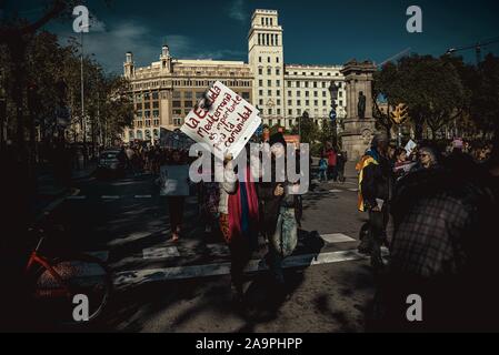 Barcelone, Espagne. 17 novembre, 2019. Les manifestants crier des slogans pendant une manifestation contre le "Llei Aragones" (loi Aragones), nommé d'après le vice-président et ministre de l'économie catalane Pere Aragones, qui ouvre des portes aux privatisations dans le secteur public de l'éducation, de la santé et des services. Credit : Matthias Rickenbach/Alamy Live News Banque D'Images