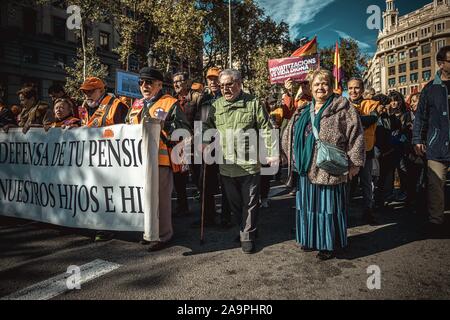 Barcelone, Espagne. 17 novembre, 2019. Les manifestants crier des slogans pendant une manifestation contre le "Llei Aragones" (loi Aragones), nommé d'après le vice-président et ministre de l'économie catalane Pere Aragones, qui ouvre des portes aux privatisations dans le secteur public de l'éducation, de la santé et des services. Credit : Matthias Rickenbach/Alamy Live News Banque D'Images