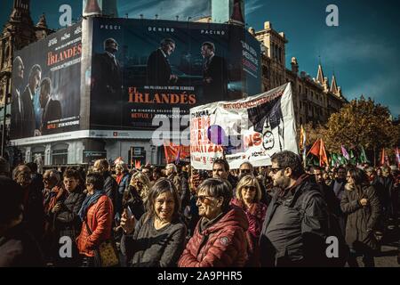 Barcelone, Espagne. 17 novembre, 2019. Les manifestants crier des slogans pendant une manifestation contre le "Llei Aragones" (loi Aragones), nommé d'après le vice-président et ministre de l'économie catalane Pere Aragones, qui ouvre des portes aux privatisations dans le secteur public de l'éducation, de la santé et des services. Credit : Matthias Rickenbach/Alamy Live News Banque D'Images