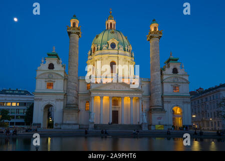 Vienne, Autriche - 27 avril 2018 : l'Église vieille-catholique de Karlskirche plan majeur soir Avril Banque D'Images