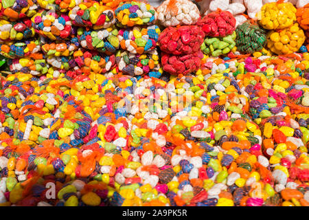 Close up de bonbons colorés glacés,au marché du dimanche de Tiruchirappalli, Tamil Nadu, Inde Banque D'Images