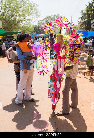 Vendeur de rue, la vente de jouets au marché du dimanche de Tiruchirappalli, Tamil Nadu, Inde Banque D'Images