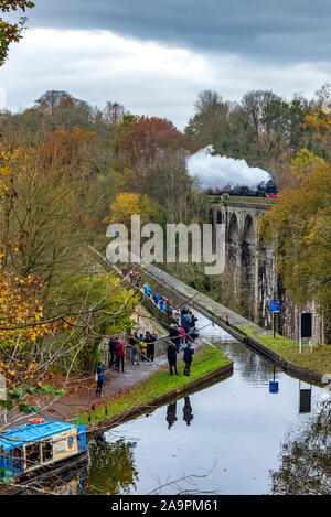 Train à vapeur traverse le viaduc de Chirk en regard de l'aqueduc. Banque D'Images