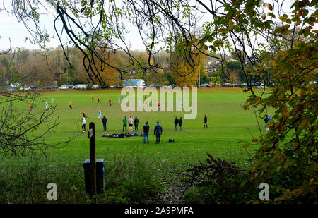 Brighton UK 17 novembre 2019 - Le Château Club (en bleu) prendre sur Broadwater (rouge) dans un match de football amateur local sur fond de couleurs d'automne sur un jour froid et sec à Patcham à la périphérie de Brighton. D'autres parties de la Grande-Bretagne connaît encore humide avec plus de pluie prévue pour les prochains jours . Crédit : Simon Dack / Alamy Live News Banque D'Images