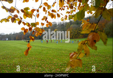 Brighton UK 17 novembre 2019 - Le Château Club (en bleu) prendre sur Broadwater (rouge) dans un match de football amateur local sur fond de couleurs d'automne sur un jour froid et sec à Patcham à la périphérie de Brighton. D'autres parties de la Grande-Bretagne connaît encore humide avec plus de pluie prévue pour les prochains jours . Crédit : Simon Dack / Alamy Live News Banque D'Images