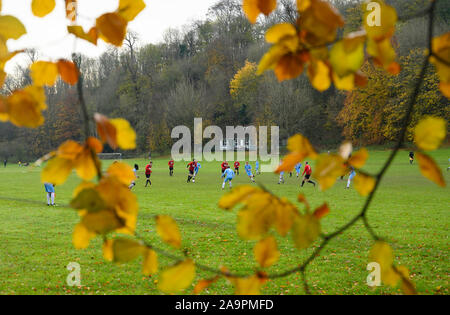 Brighton UK 17 novembre 2019 - Le Château Club (en bleu) prendre sur Broadwater (rouge) dans un match de football amateur local sur fond de couleurs d'automne sur un jour froid et sec à Patcham à la périphérie de Brighton. D'autres parties de la Grande-Bretagne connaît encore humide avec plus de pluie prévue pour les prochains jours . Crédit : Simon Dack / Alamy Live News Banque D'Images