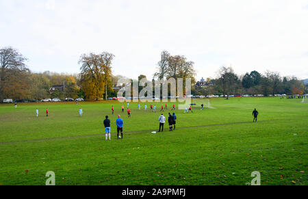 Brighton UK 17 novembre 2019 - Le Château Club (en bleu) prendre sur Broadwater (rouge) dans un match de football amateur local sur fond de couleurs d'automne sur un jour froid et sec à Patcham à la périphérie de Brighton. D'autres parties de la Grande-Bretagne connaît encore humide avec plus de pluie prévue pour les prochains jours . Crédit : Simon Dack / Alamy Live News Banque D'Images