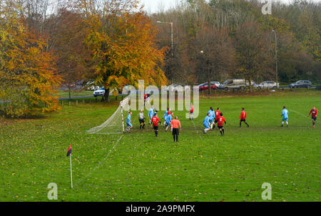 Brighton UK 17 novembre 2019 - Le Château Club (en bleu) prendre sur Broadwater (rouge) dans un match de football amateur local sur fond de couleurs d'automne sur un jour froid et sec à Patcham à la périphérie de Brighton. D'autres parties de la Grande-Bretagne connaît encore humide avec plus de pluie prévue pour les prochains jours . Crédit : Simon Dack / Alamy Live News Banque D'Images