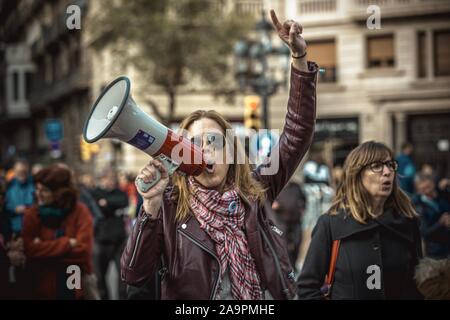 Barcelone, Espagne. 17 novembre, 2019. Un manifestant criant des slogans pendant une manifestation contre le "Llei Aragones" (loi Aragones), nommé d'après le vice-président et ministre de l'économie catalane Pere Aragones, qui ouvre des portes aux privatisations dans le secteur public de l'éducation, de la santé et des services. Credit : Matthias Rickenbach/Alamy Live News Banque D'Images