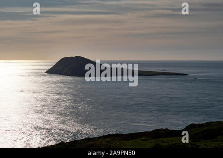 L'île de Bardsey, vu de Mynydd Mawr, près de Gwynedd, Pays de Galles, Aberdaron Banque D'Images