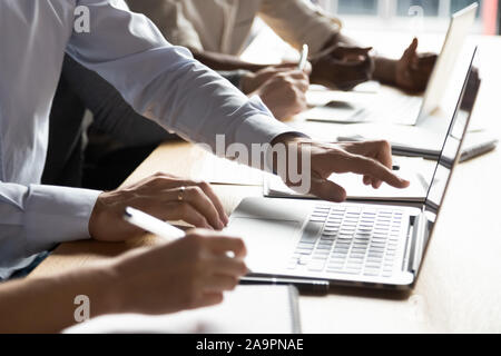 Image main d'hommes libre pointant à l'écran de l'ordinateur. Banque D'Images