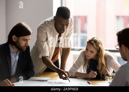 Les jeunes afro-américains concentrés masculin expliquant à leurs collègues. stratégie Banque D'Images