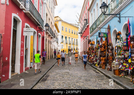 Les bâtiments coloniaux, musées, boutiques de souvenirs et les touristes - vue de Pelourinho, dans le centre historique de Salvador Banque D'Images