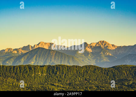 Lac et montagnes à Worthersee Karnten Autriche. Vue depuis la tour Pyramidenkogel sur lac et Klagenfurt la région. Banque D'Images