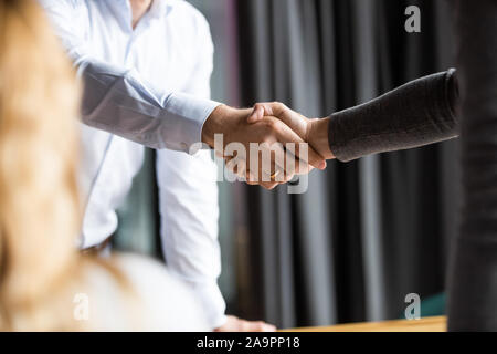 Close up deux businessmen shaking hands in office. Banque D'Images
