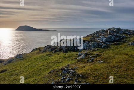 L'île de Bardsey, vu de Mynydd Mawr, près de Gwynedd, Pays de Galles, Aberdaron Banque D'Images