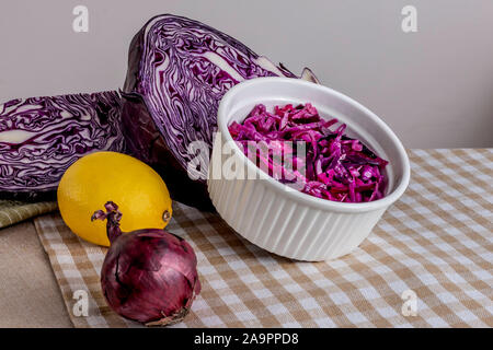 Salade de chou rouge. Les légumes rouges. Tête de chou. Des repas sains. Bol à salade. La vitamine Table. Plus de dîner. Saveurs véganes. Les légumes pour la salade. Banque D'Images