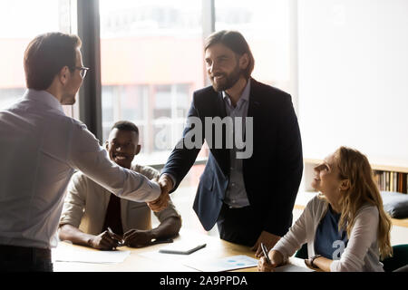 Happy Home avec le client, le message d'accueil ou faire accord. Banque D'Images