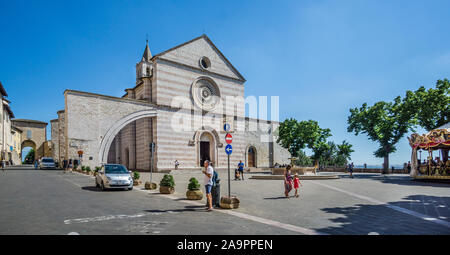 Piazza Santa Chiara avec vue sur la façade de la Basilique de Santa Chiara, assise, Ombrie, Italie Banque D'Images