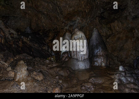 Resavska grotte, c'est 80 millions d'années. Formé par la rivière coulant dans le substrat calcaire. Des colonnes massives de stalagmites et stalactites Banque D'Images