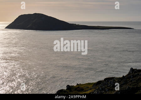 L'île de Bardsey, vu de Mynydd Mawr, près de Gwynedd, Pays de Galles, Aberdaron Banque D'Images