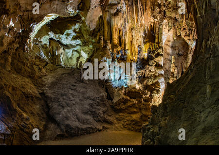 Resavska grotte, c'est 80 millions d'années. Formé par la rivière coulant dans le substrat calcaire. Des colonnes massives de stalagmites et stalactites Banque D'Images