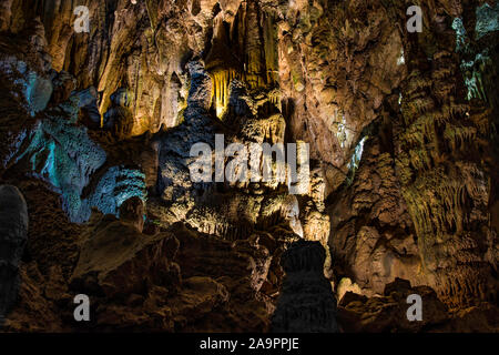 Resavska grotte, c'est 80 millions d'années. Formé par la rivière coulant dans le substrat calcaire. Des colonnes massives de stalagmites et stalactites Banque D'Images